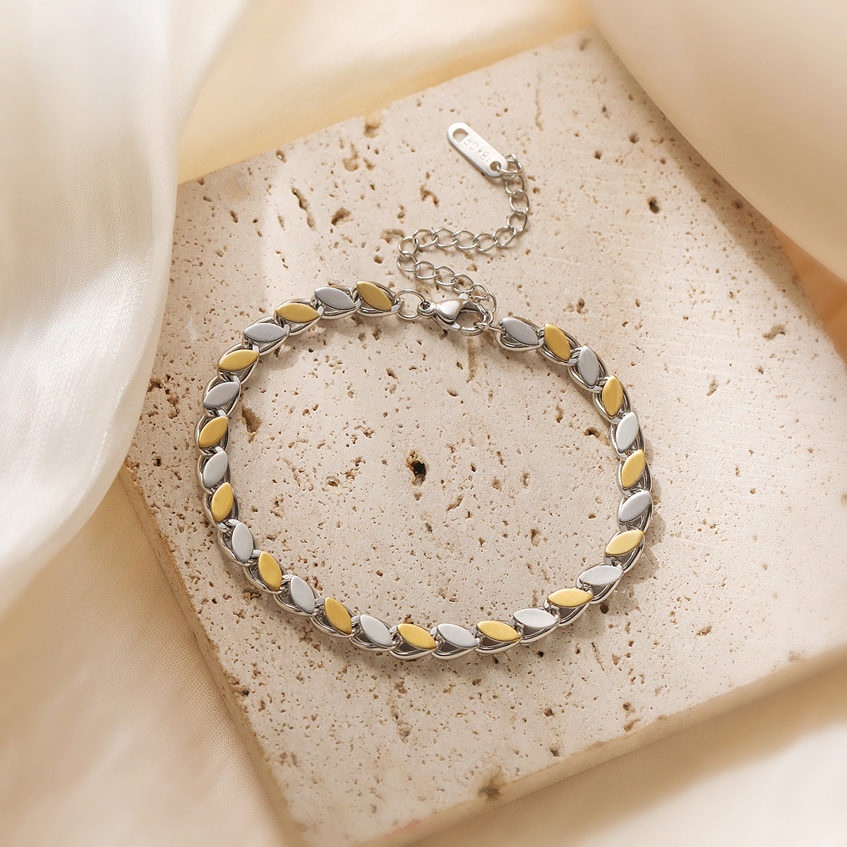 Bracciale vintage geometrico in acciaio inossidabile da donna con placcatura in oro 18 carati, design irregolare, accessorio alla moda per tutti i giorni