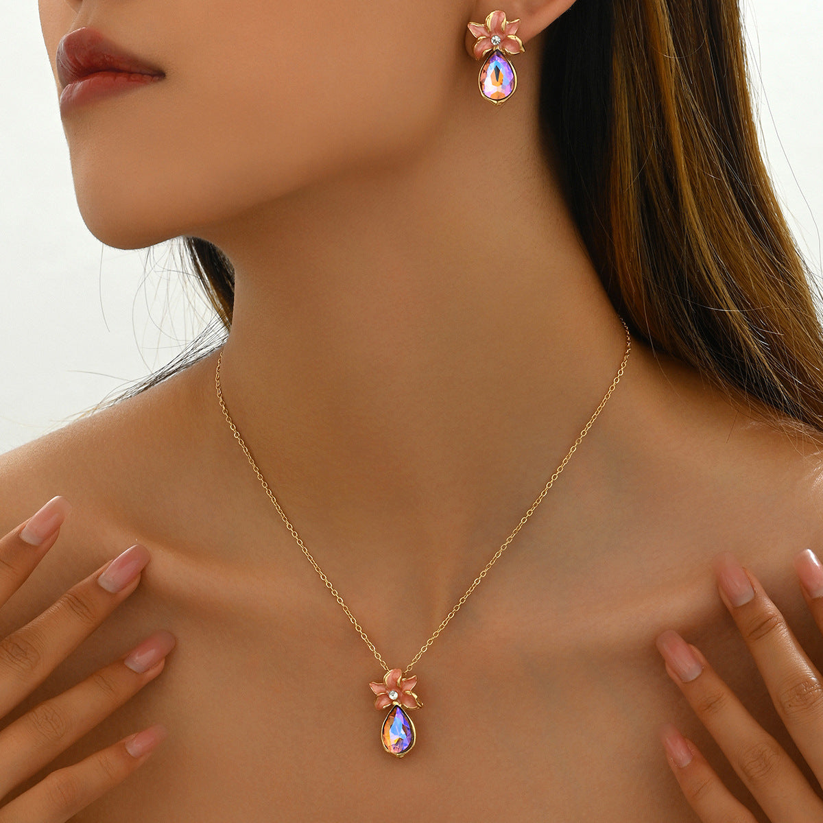 Collar con colgante floral minimalista con incrustaciones de circonita en cadena de cobre para mujer