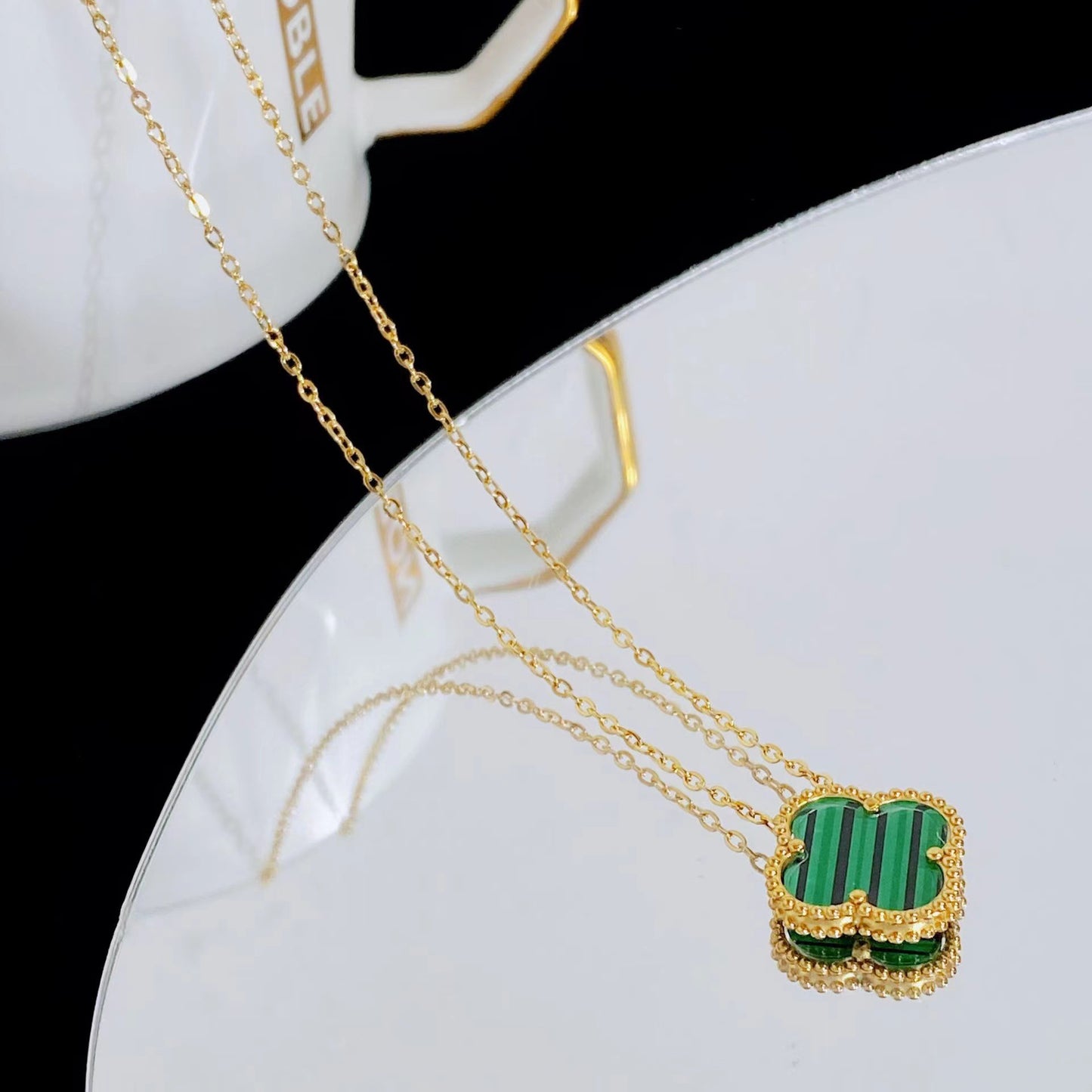 Collana pendente con quadrifoglio in acciaio al titanio placcato oro rosa 18 carati minimalista di lusso da donna
