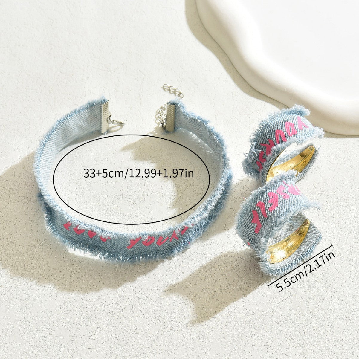 Set di collana e orecchini da donna in denim con design minimalista a lettera e finitura placcata