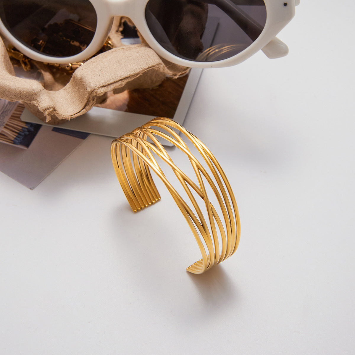 Brazalete de acero inoxidable con diseño geométrico hueco y circonitas para mujer, a la moda