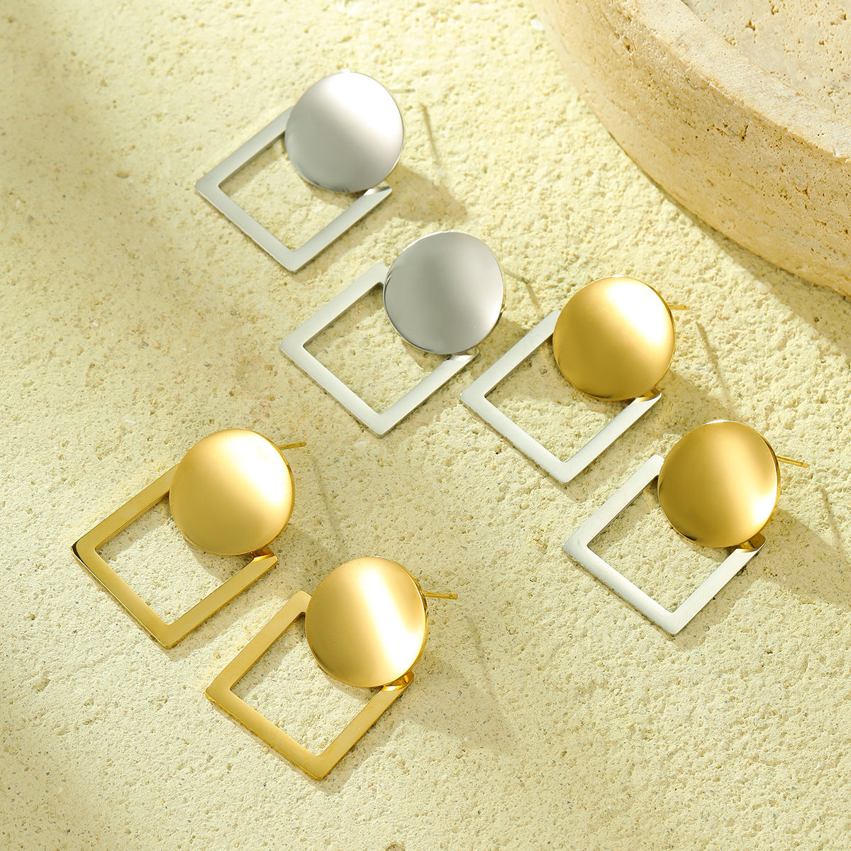 Elegantes pendientes de acero inoxidable geométricos con acabado chapado, diseño de recortes redondos y cuadrados para mujer
