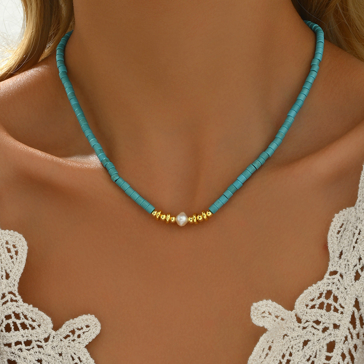 Elegante collana a clavicola lunga da donna stile palazzo con accenti di perle e catena in rame dal design geometrico