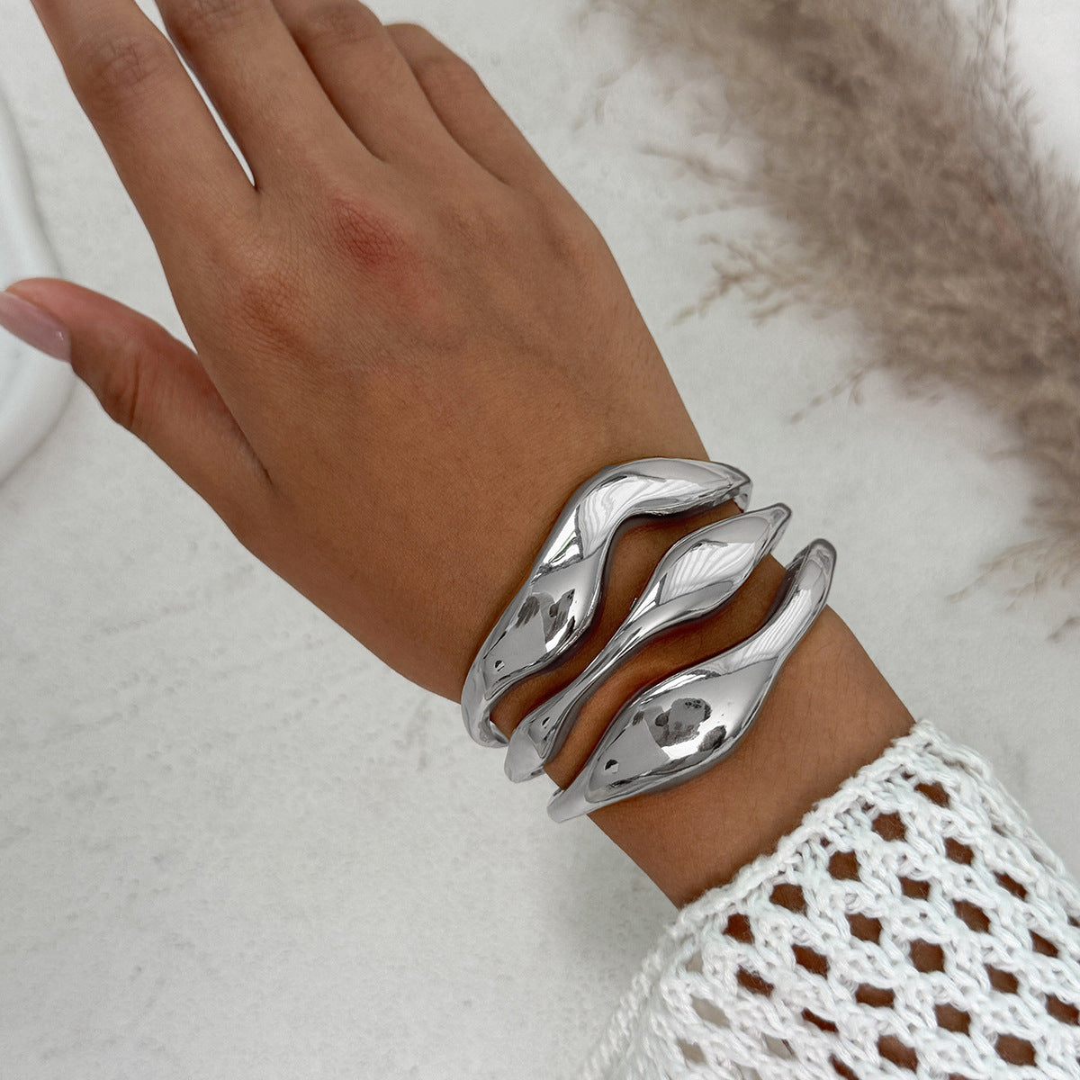 Pulsera minimalista geométrica de aleación para mujer con textura líquida martillada y acabado pulido chapado