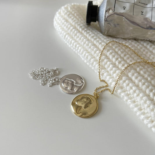 Collana a Moneta Minimalista Geometrica Angelo in Argento Sterling 925 con Finitura Placcata Oro