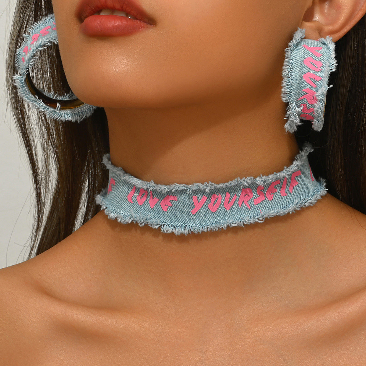 Set di collana e orecchini da donna in denim con design minimalista a lettera e finitura placcata