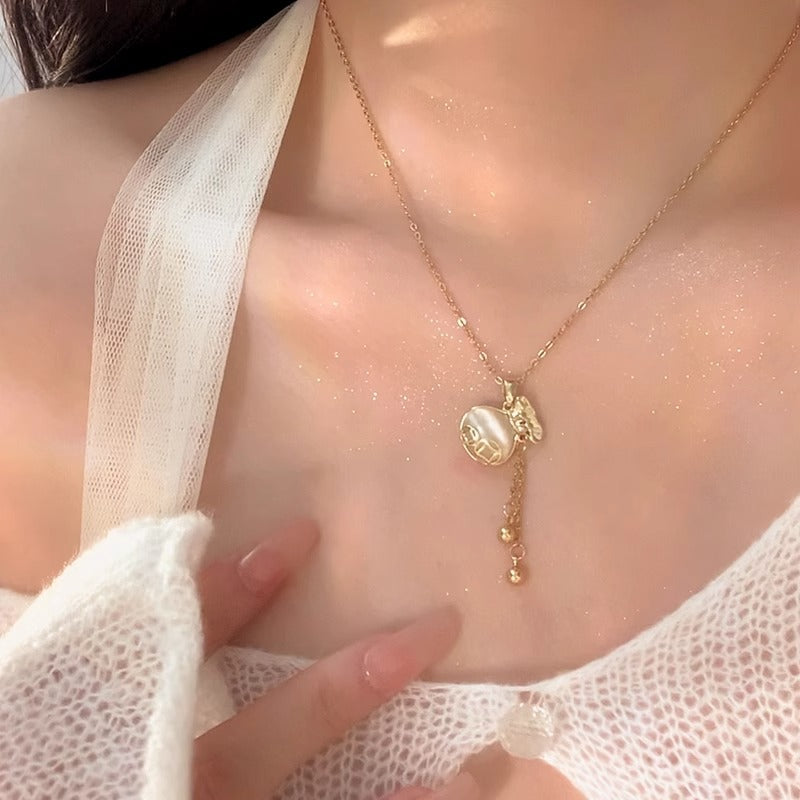 Collana da donna minimalista con ciondolo floreale in acciaio al titanio con ciondolo in rame placcato oro e catena a maglie O-Chain