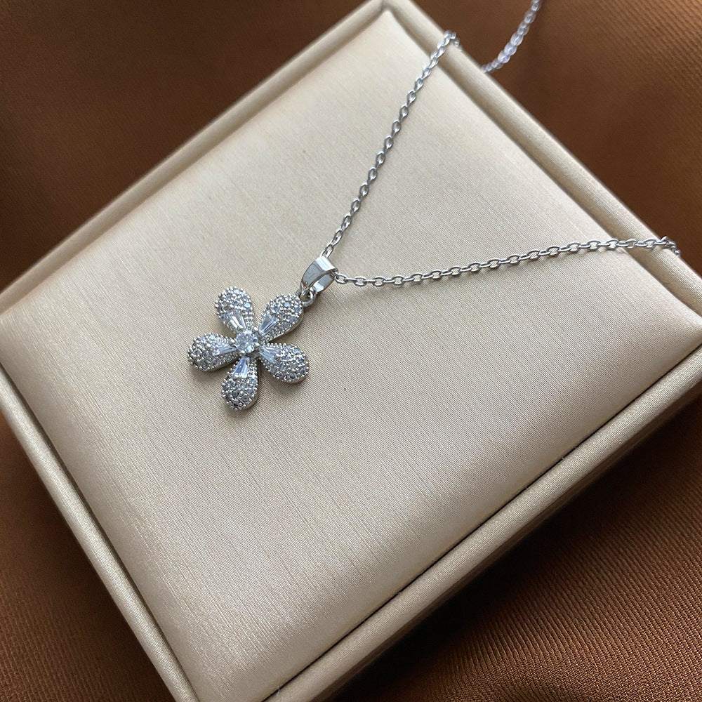 Collana con Ciondolo Floreale Minimalista per Donne e Uomini in Acciaio al Titanio con Catena a Serpente, Finitura Galvanizzata e Design Irregolare