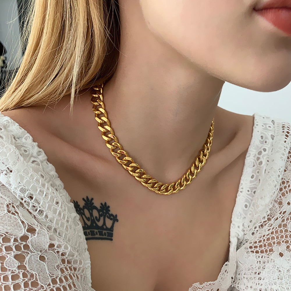 Collana con pendente geometrico in acciaio al titanio con finitura placcata per donna, stile streetwear alla moda e massiccio