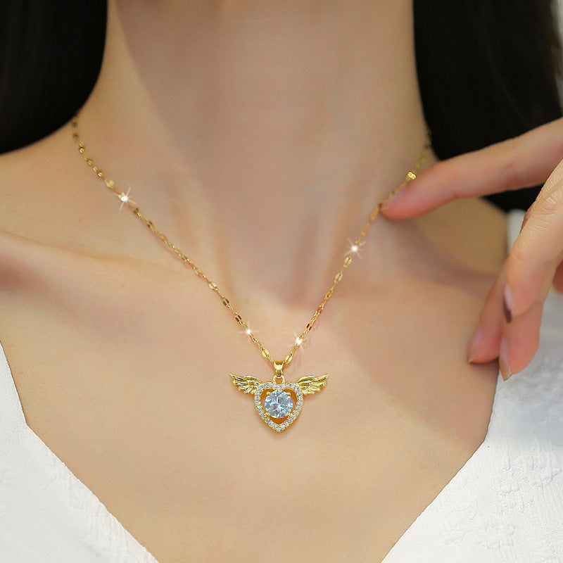 Collar Minimalista de Corazón y Ala en Acero Inoxidable con Acentos de Pedrería para Mujer y Uso Unisex