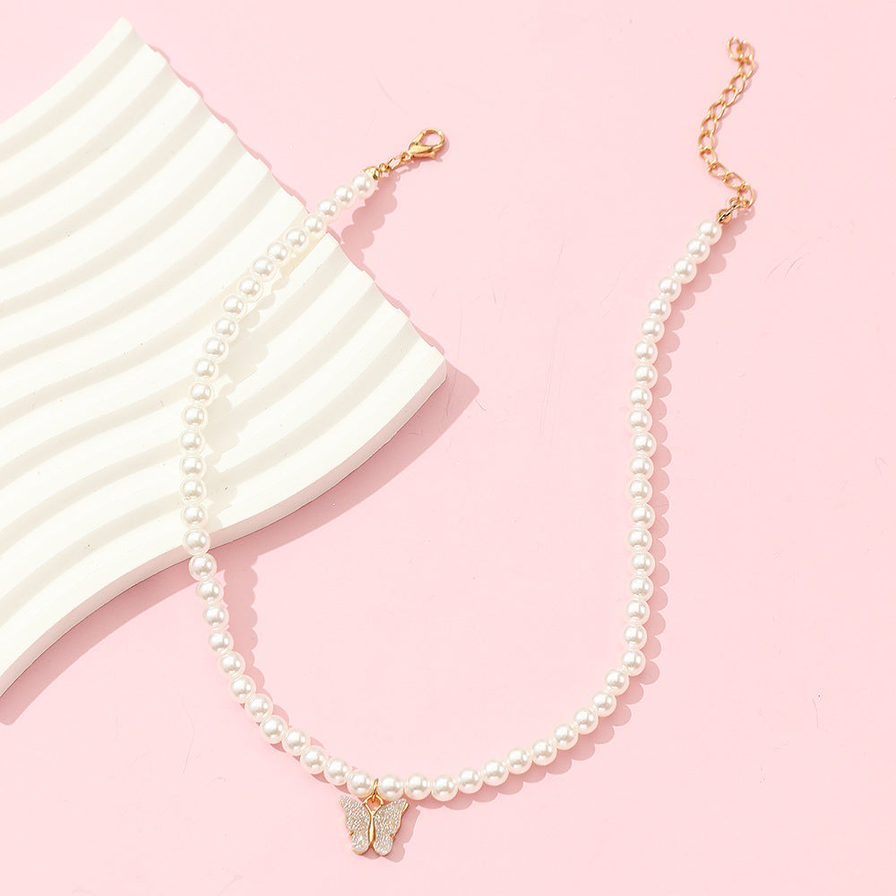 Collar minimalista con colgante de mariposa para niñas, de aleación de metal con cadena de perlas, longitud ajustable