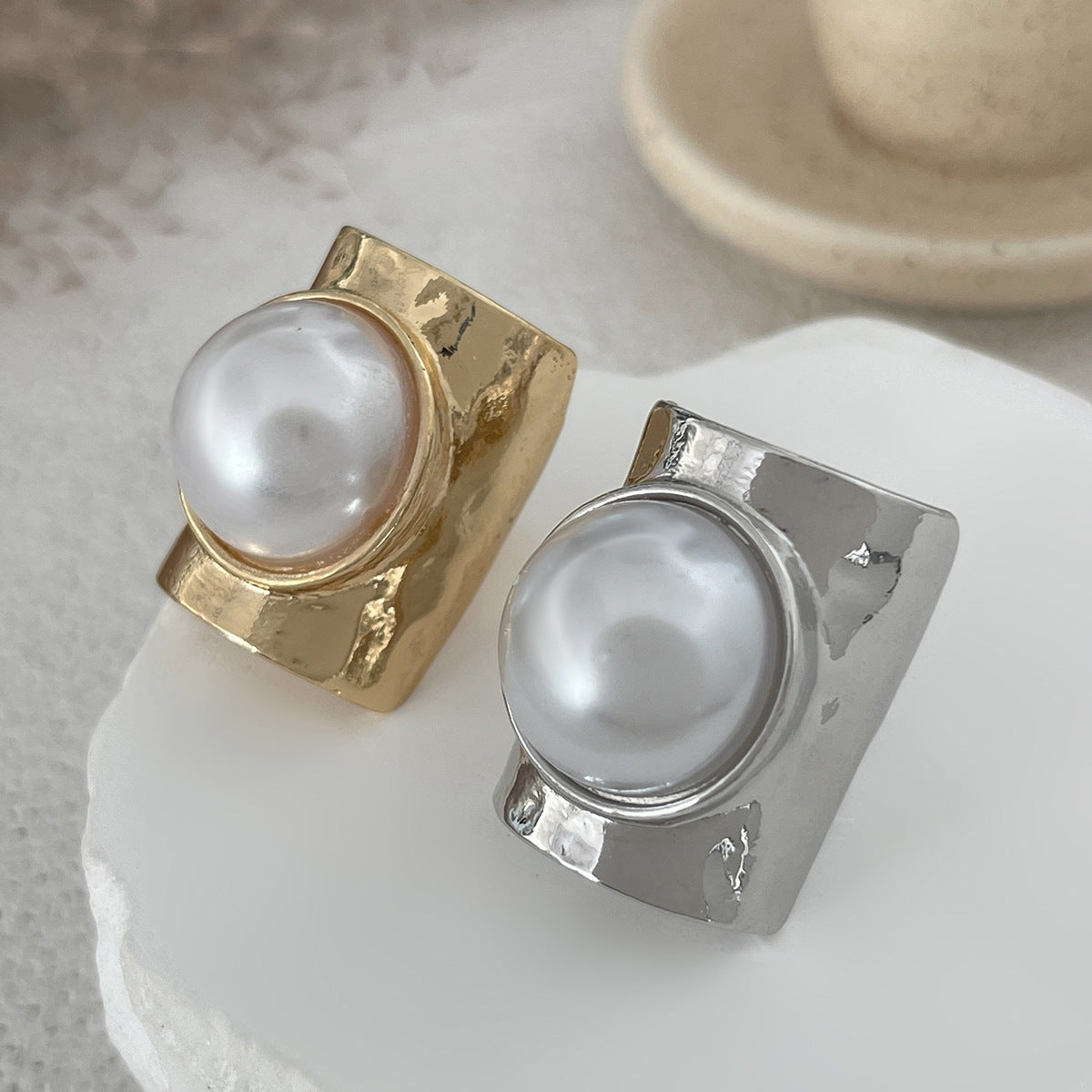 Exaggerated Geometric Alloy Plated Ring with Large Pearl Inlay for Women