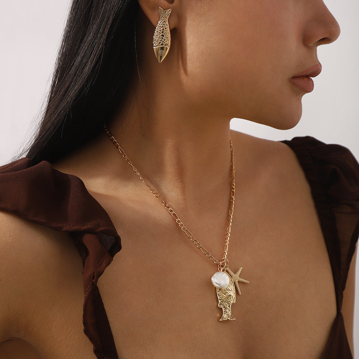 Collar con colgante minimalista de aleación con forma de pez y acabado chapado para mujer, cadena de clavícula inspirada en el océano