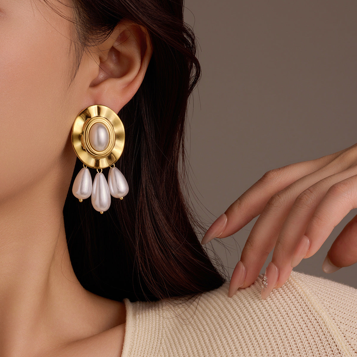 Pendientes de botón con borlas y perlas texturizadas redondas de estilo vintage en acero inoxidable con baño de oro de 18 quilates