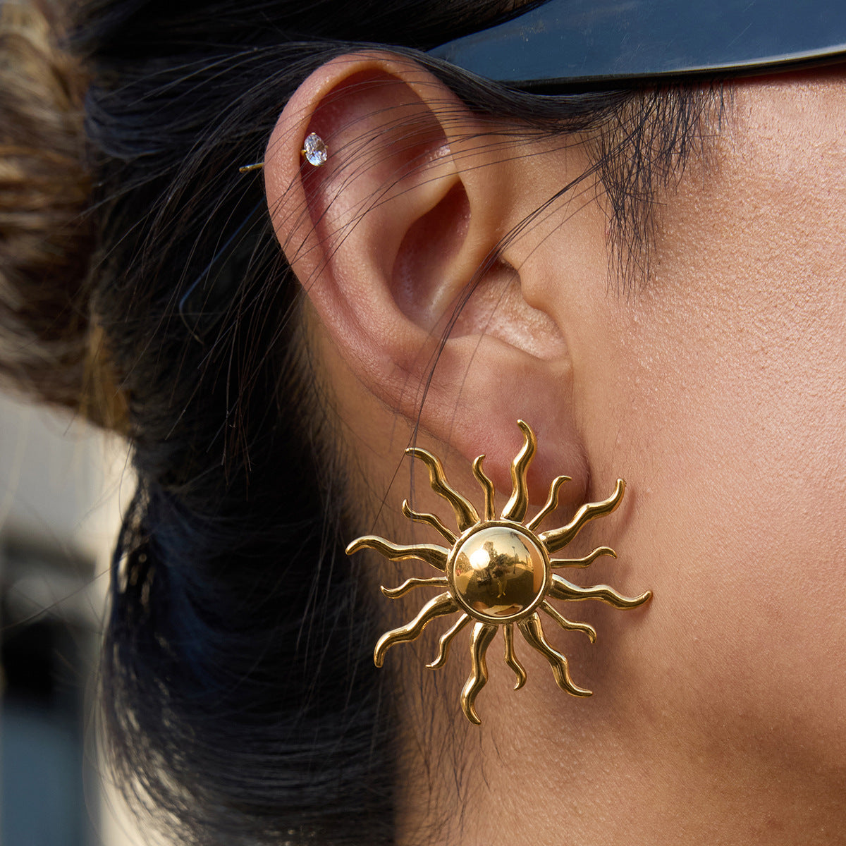 Pendientes de botón de acero inoxidable con forma de sol minimalista para mujer con acabado chapado