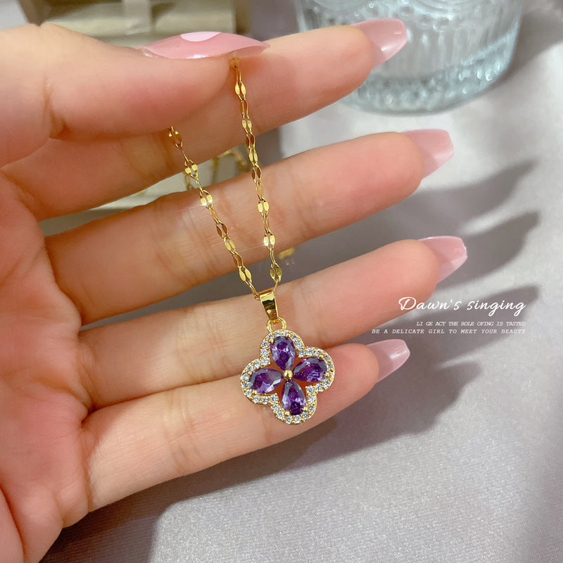 Collana con ciondolo a quadrifoglio minimalista in acciaio al titanio con ametista micropavé e strass da donna