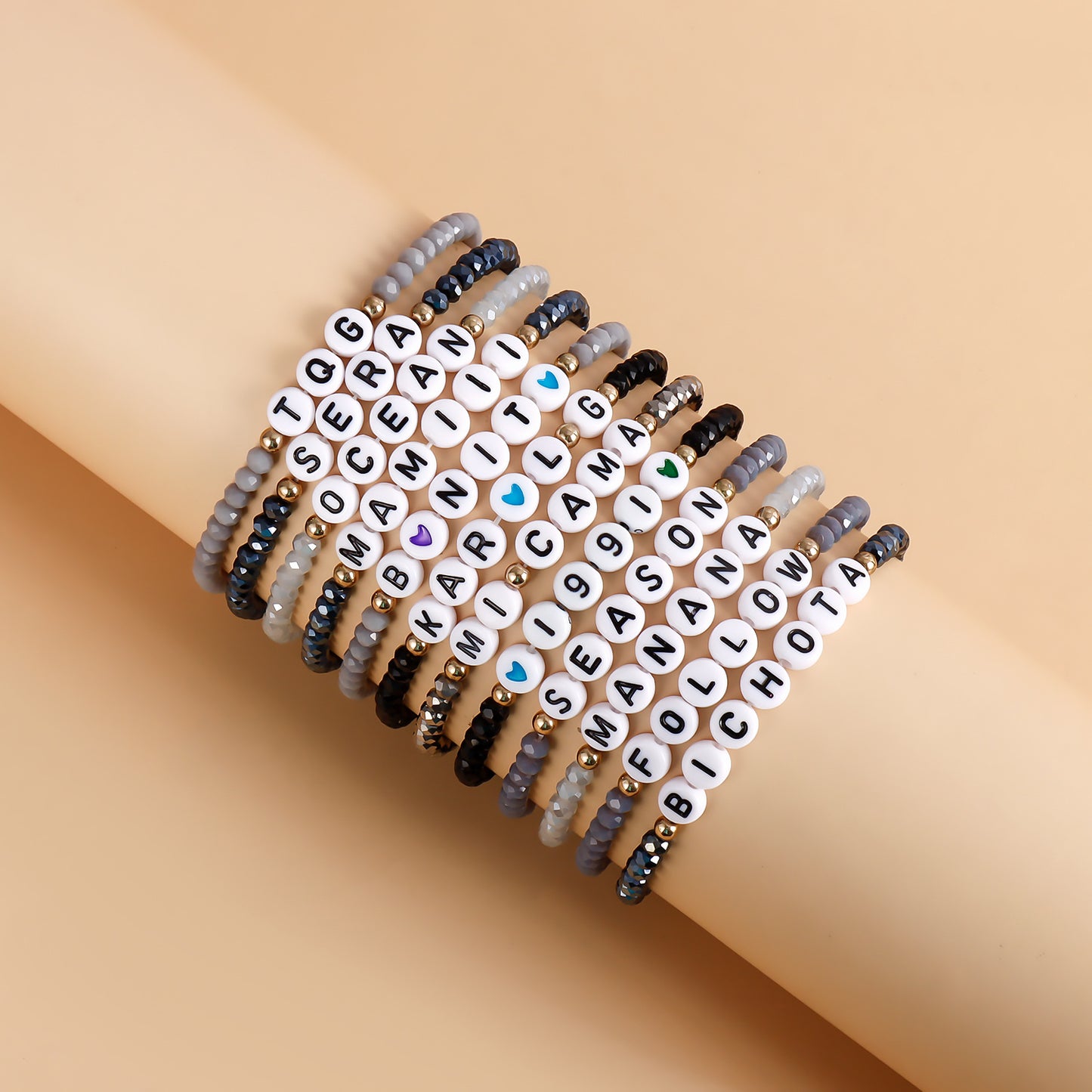Conjunto de pulseras chapadas estilo geométrico con dijes de cristal y detalles de letras para mujeres y hombres