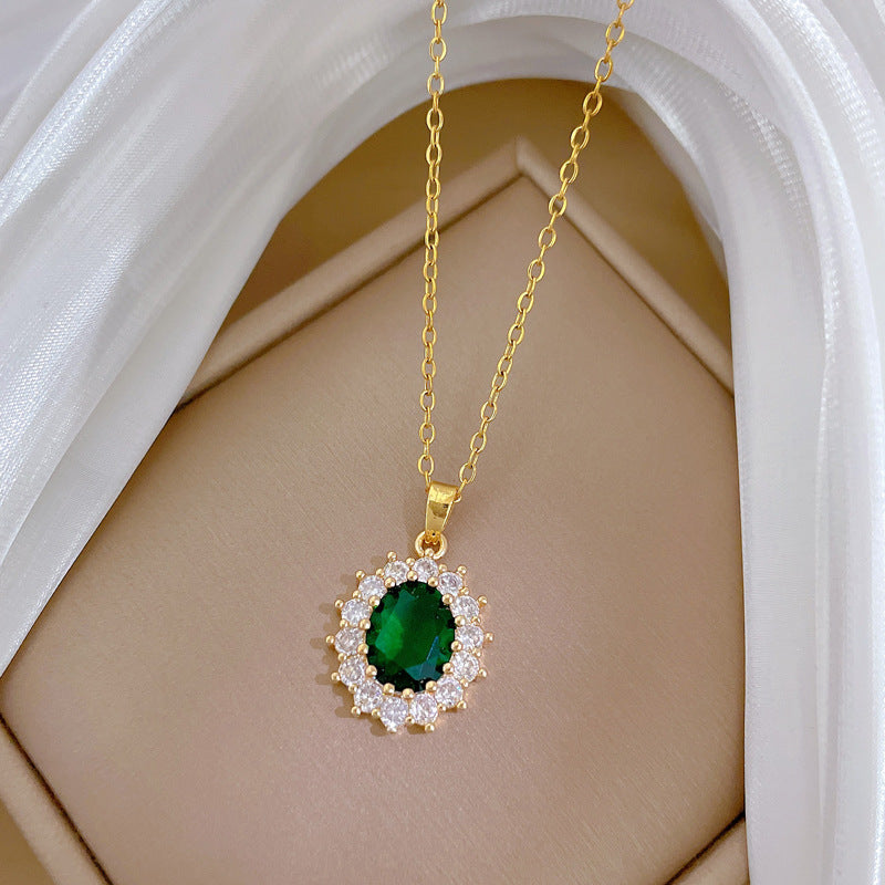 Collar de acero de titanio para mujer con gema verde en forma de huevo estilo caricatura, incrustaciones de diamantes de imitación y delicada cadena para la clavícula