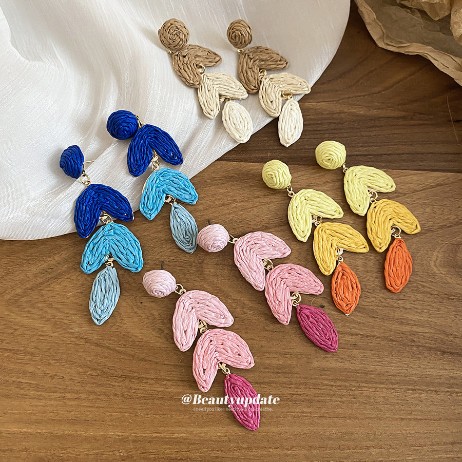 Pendientes de borla de rafia estilo Sweet Coastal, inspirados en Daphne, con postes de acero chapado en forma de hoja geométrica