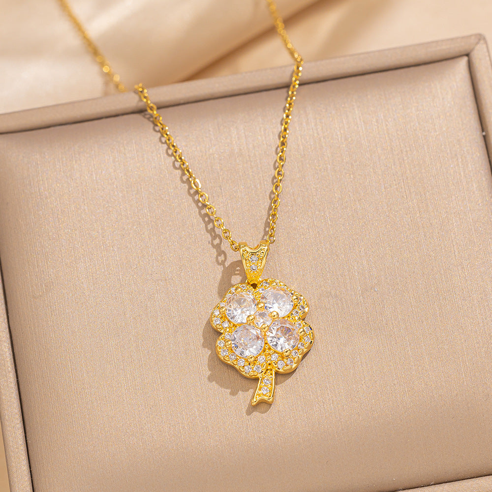 Elegante parure con orecchini a perno e collana a quadrifoglio in acciaio al titanio con intarsio di strass, gioielli minimalisti di lusso per donna