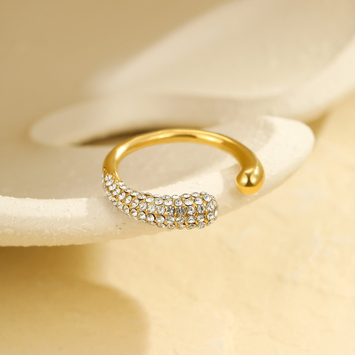 Anillo minimalista de lujo de acero de titanio con circonita, gota y banda abierta en forma de corazón para mujer