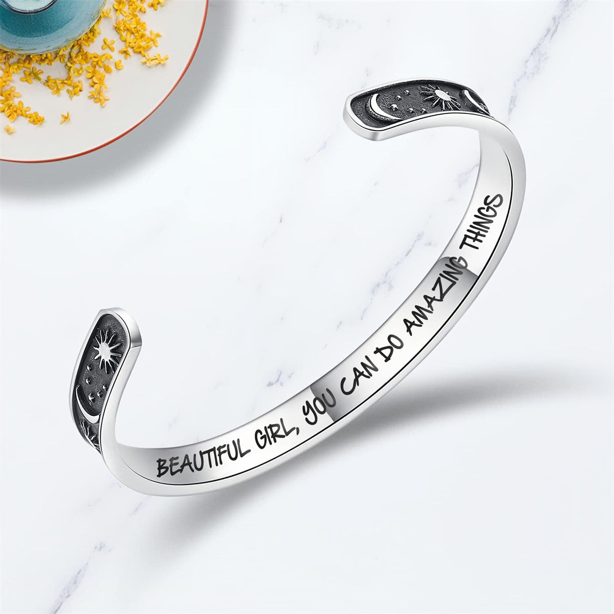 Bracciale a C in acciaio inossidabile inciso al laser con motivo Sole Luna e Stella Finitura lucida Gioielli motivazionali