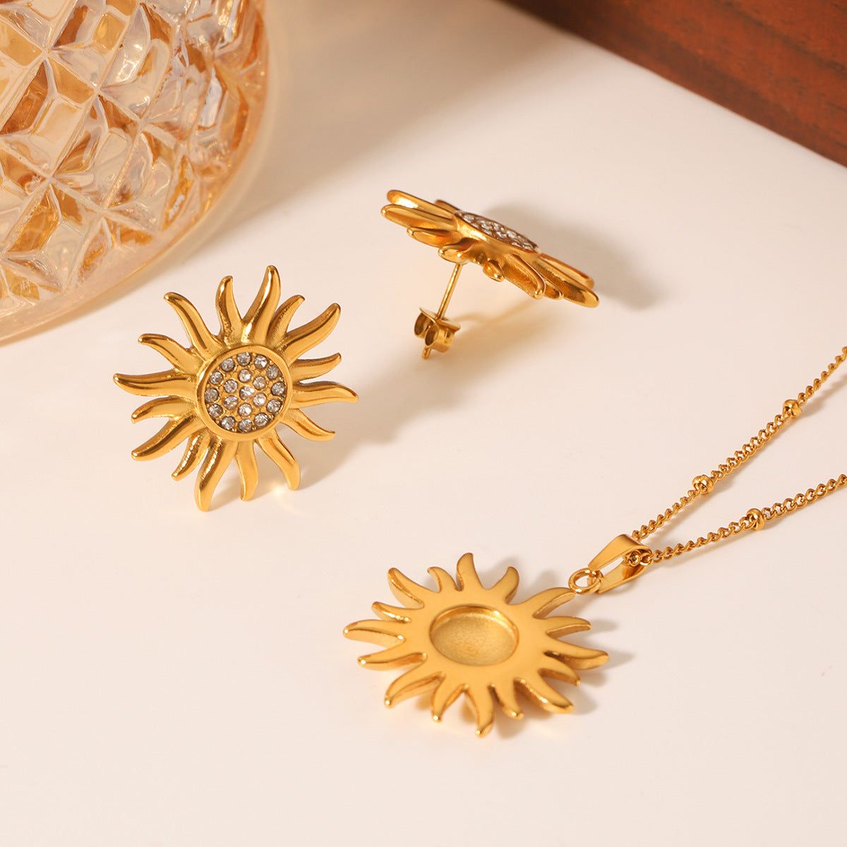 Collana con Ciondolo a Girasole in Acciaio Inossidabile Placcato Oro 18 carati Stile Instagram con Intarsio di Strass da Donna