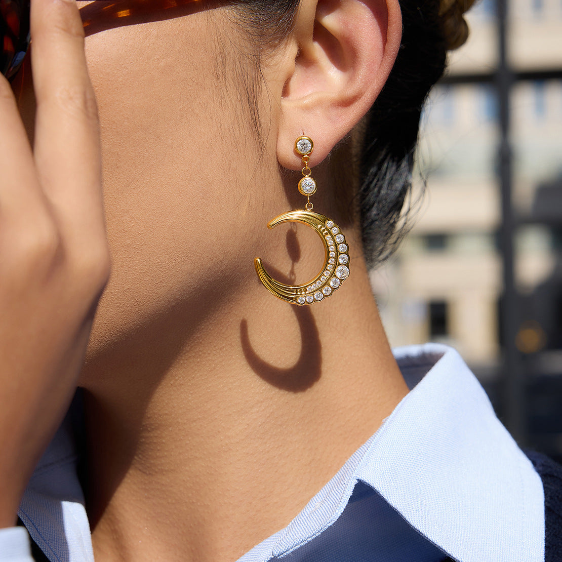 Pendientes minimalistas de acero inoxidable con forma de luna y circonitas incrustadas para mujer