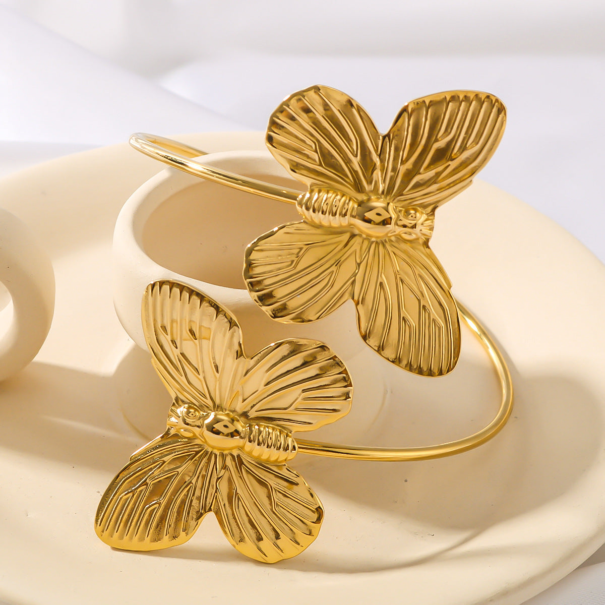 Vintage Butterfly Bracelet for Women Stainless Steel Electroplated Fashion Jewelry with Bold and Elegant Design