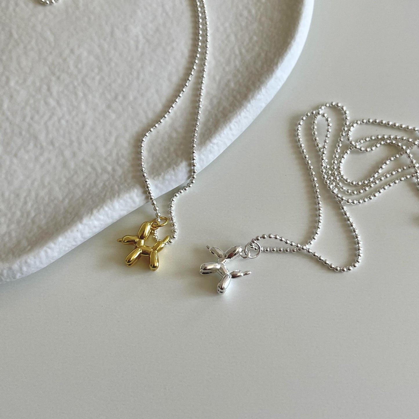 Collana con ciondolo a forma di cane minimalista da donna in argento sterling 925 con finitura lucida su catena a maglie a sfera