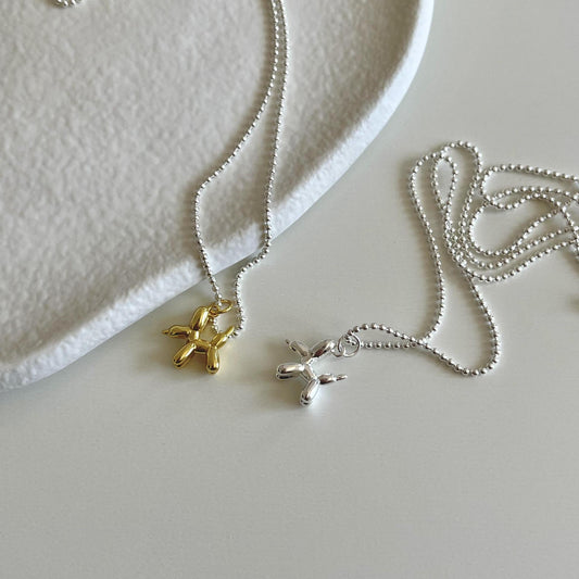Collar con dije minimalista de perro para mujer en plata de ley 925 con acabado pulido y cadena de bolitas