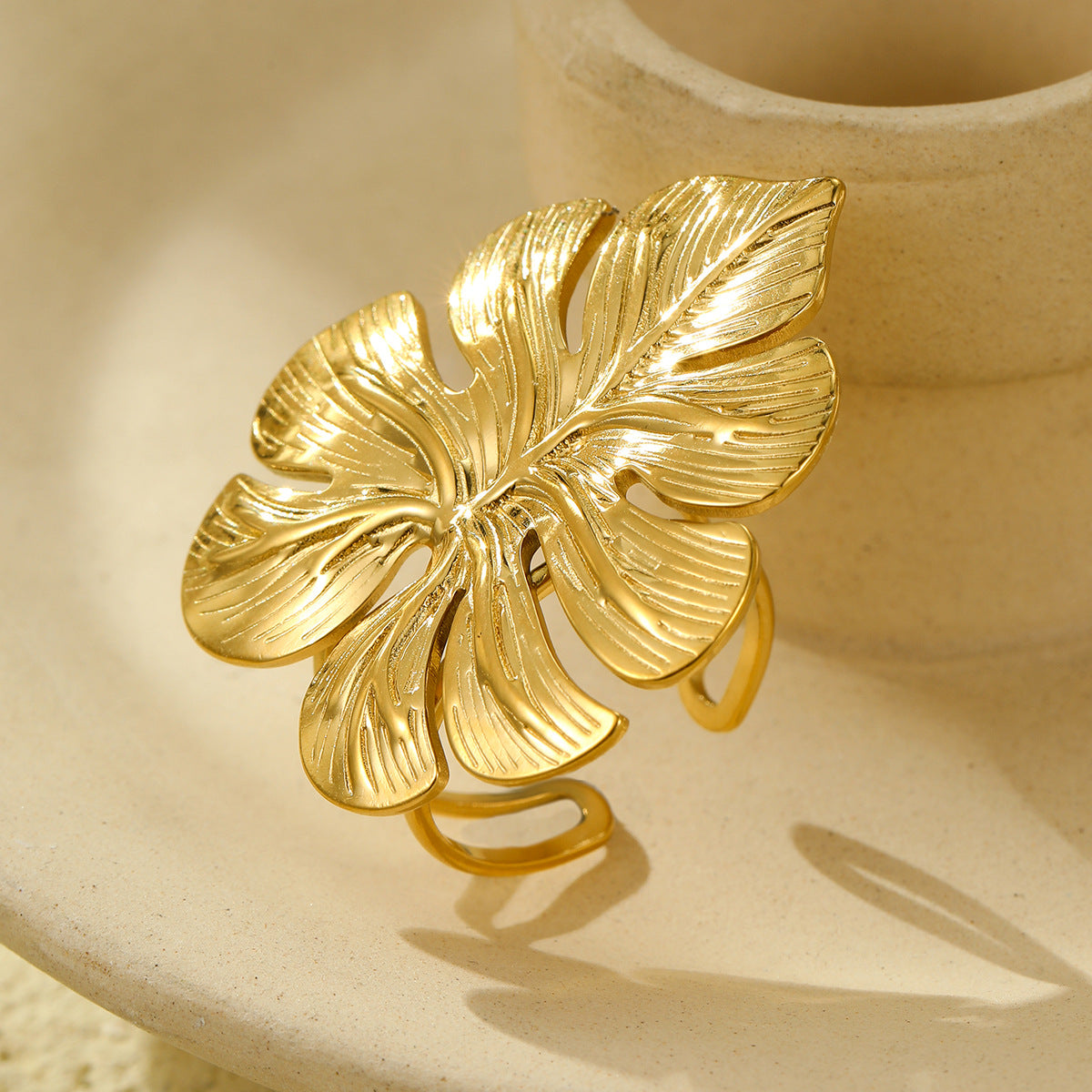 Anello da donna minimalista di lusso a forma di foglia in acciaio inossidabile con placcatura in oro 18 carati
