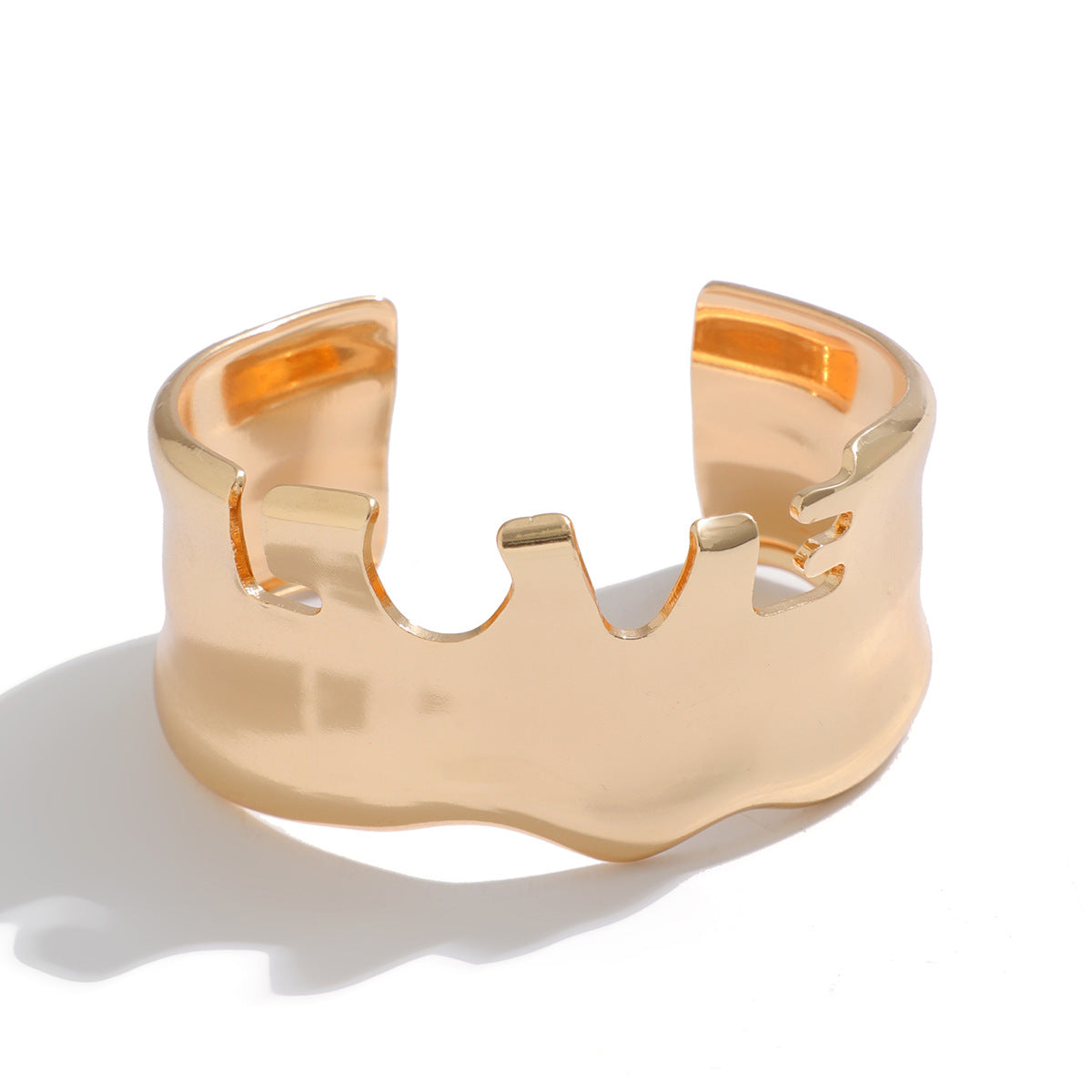 Pulsera inspirada en aleación texturizada asimétrica en forma de V con acabado chapado para mujer