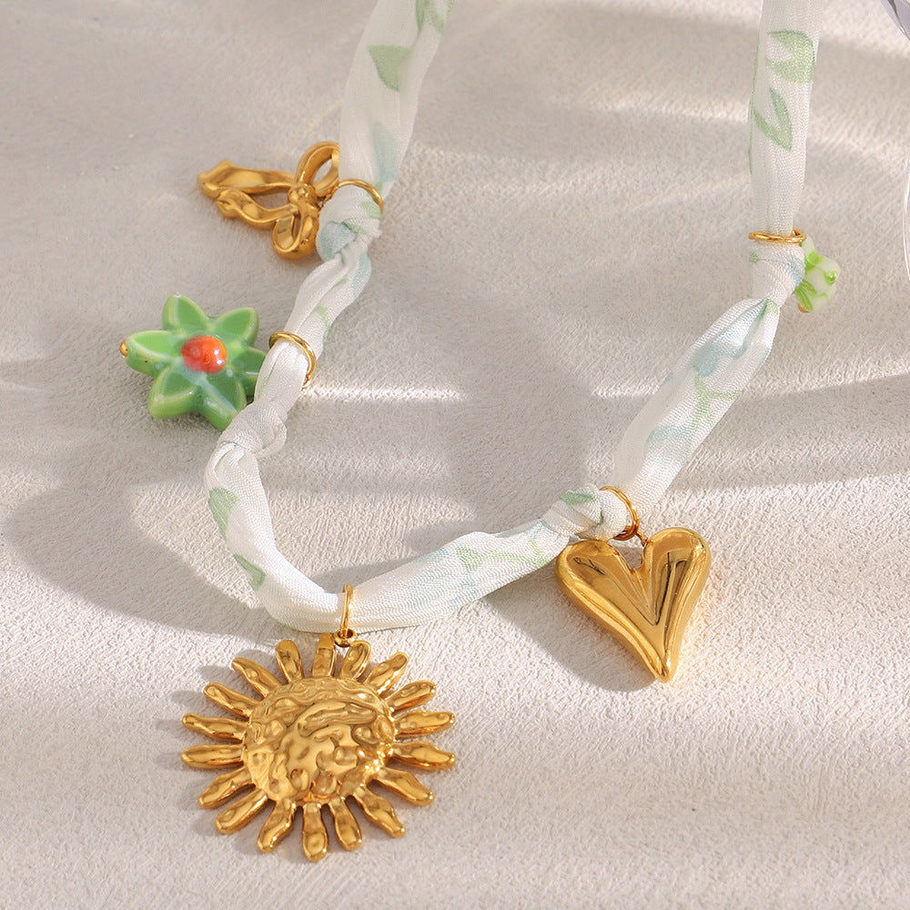 Collana con pendente a forma di sole dolce e audace per donna in acciaio inossidabile con placcatura in oro 18 carati, ciondolo a forma di cuore in acciaio al titanio su catena standard