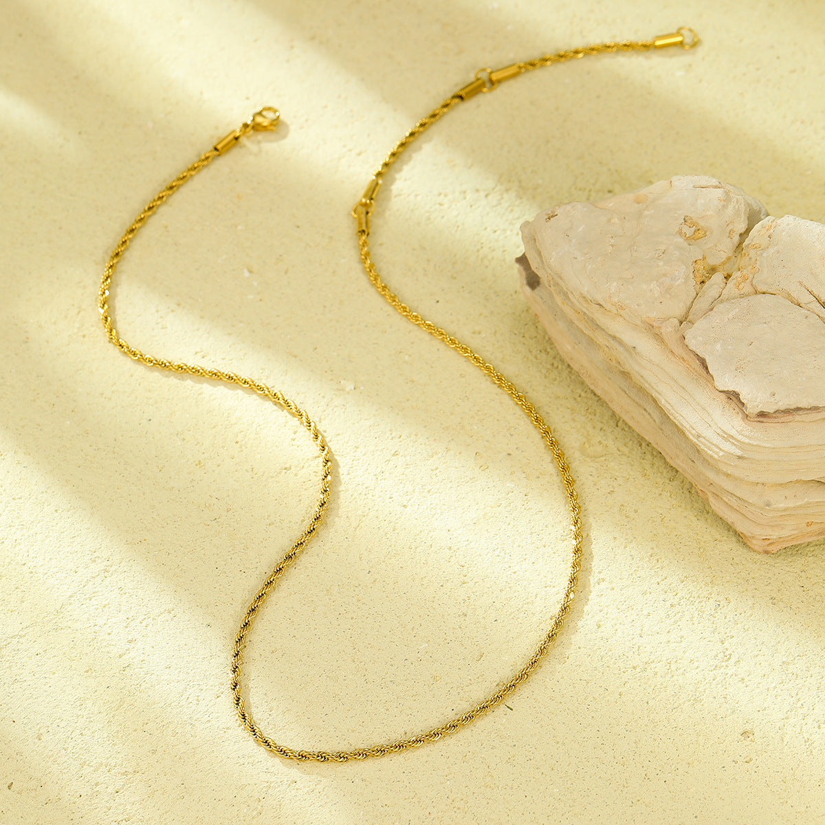 Elegante collar de cesta tejida estilo OL de acero titanio con chapado en oro para mujer