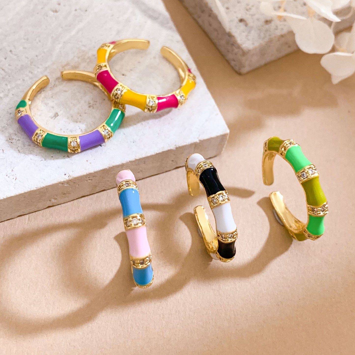 Anello da donna regolabile Sweet Luxury placcato oro con smalto design bambù