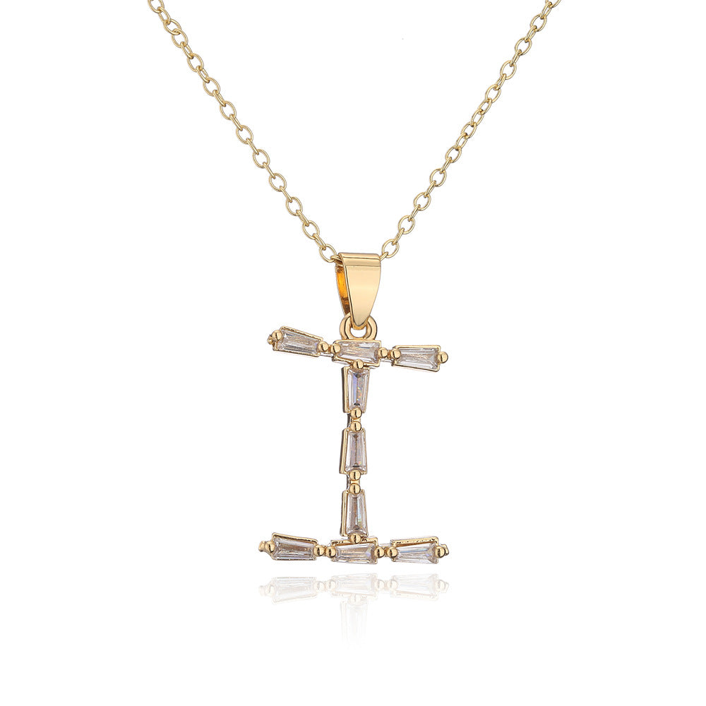 Collana da donna con ciondolo a lettera minimalista in ottone, placcata in oro 18K con intarsio di zirconi