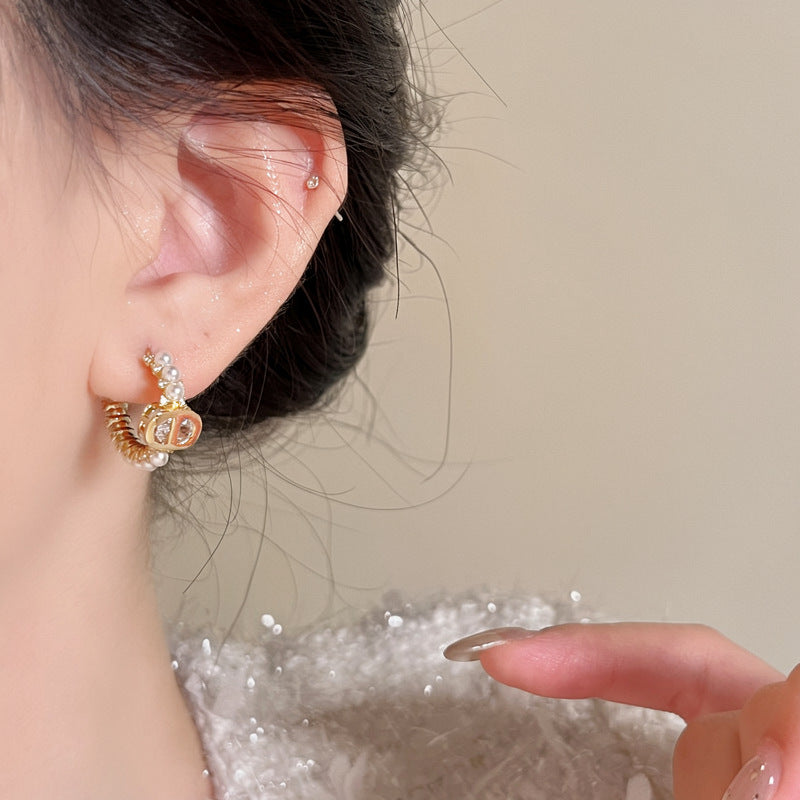 Orecchini a perno geometrici minimalisti con perle, perni in acciaio al titanio e dettagli in strass