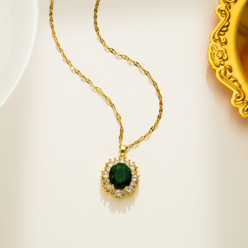 Elegante collar de acero de titanio con colgante ovalado de circonita cúbica microengarzada en cadena ondulada para mujer