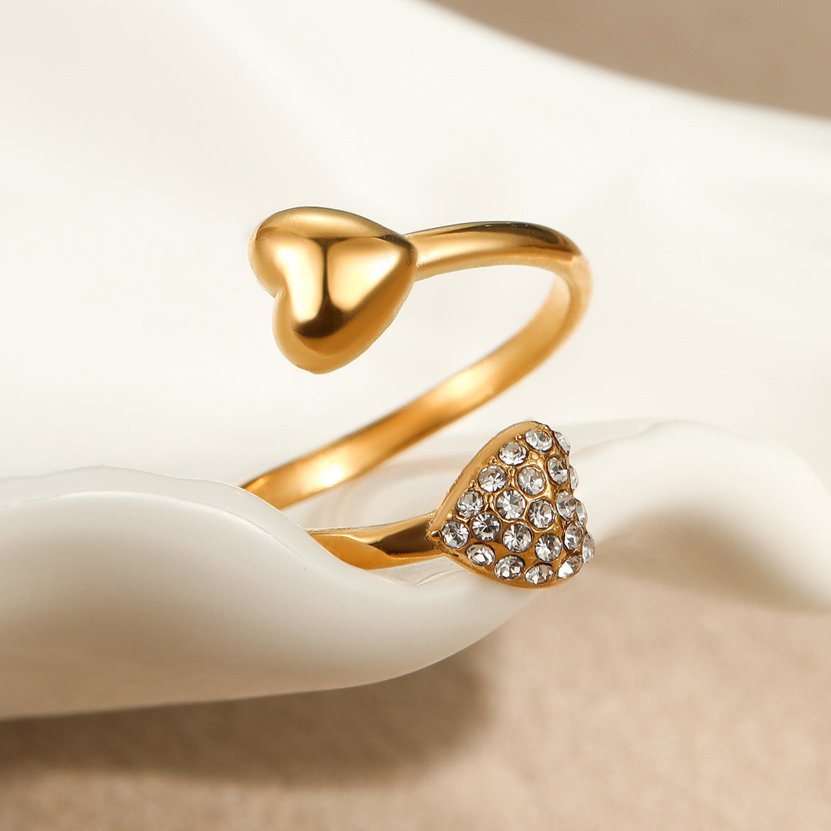 Anillo minimalista asimétrico en forma de corazón de acero inoxidable con baño de oro de 18 quilates, banda abierta ajustable para mujer