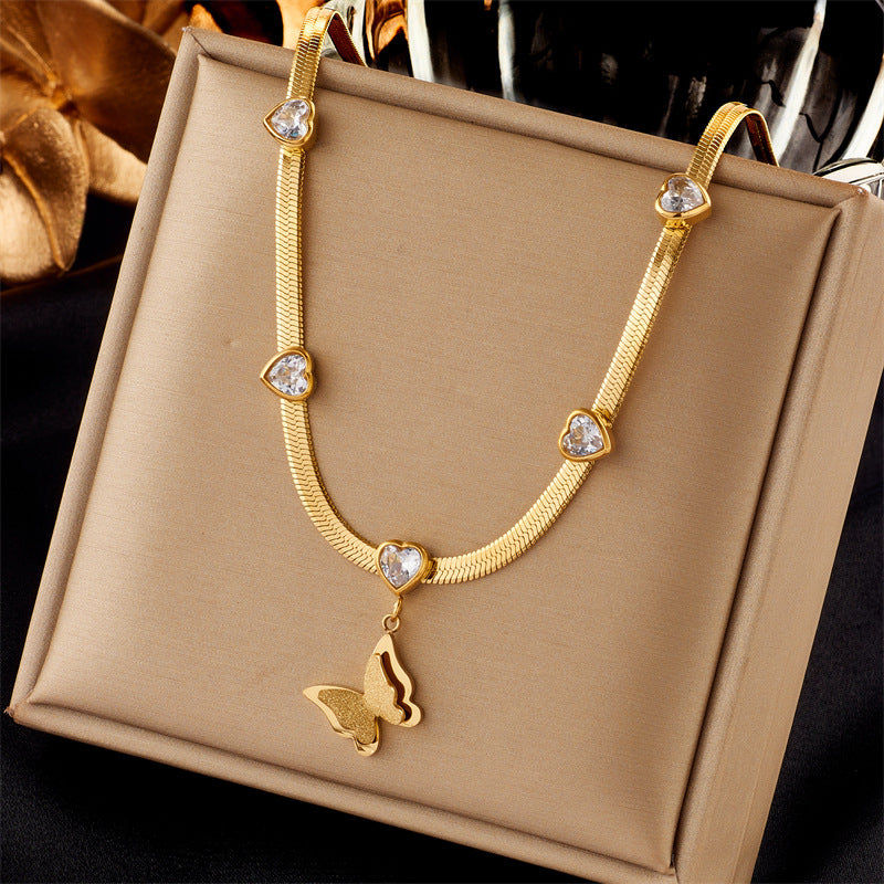 Collar con colgante de mariposa de moda vintage con incrustaciones de diamantes de imitación en cadena de serpiente de acero de titanio mate para mujer