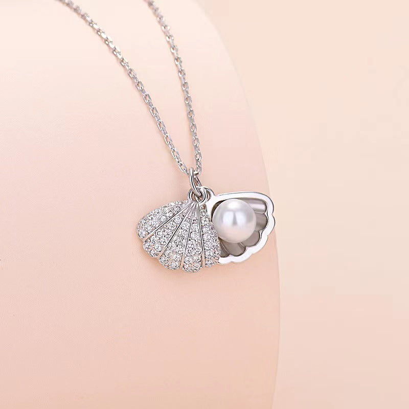 Collana da donna alla moda con conchiglia a ventaglio e perle, in acciaio al titanio con intarsio di strass e placcatura in oro