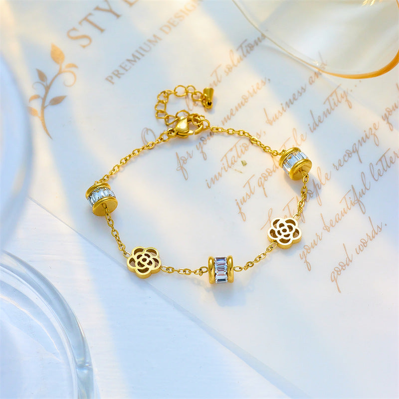 Pulsera minimalista de acero de titanio con diseño floral calado y acabado chapado para mujer