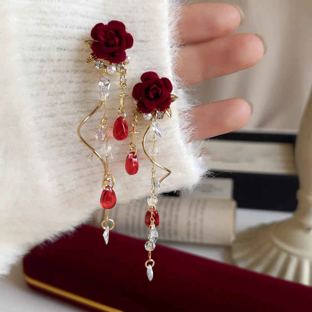 Pendientes de tuerca vintage elegantes con motivos florales, detalles de diamantes de imitación y postes de acero chapado para mujer