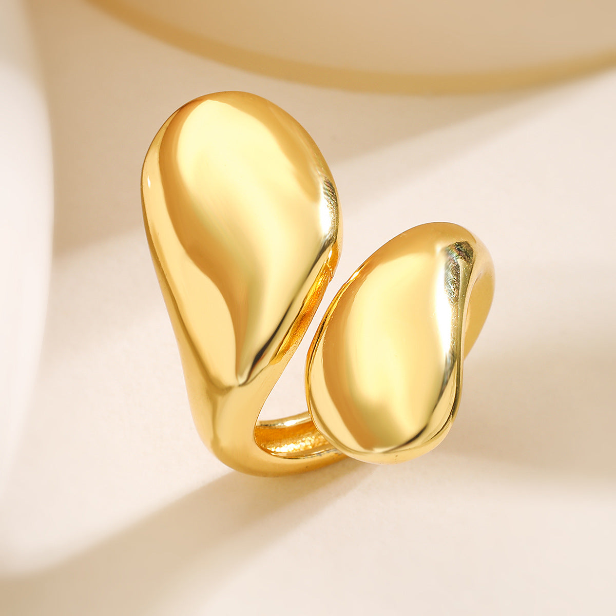 Anello da donna in rame placcato oro 18K con design geometrico irregolare e minimalista