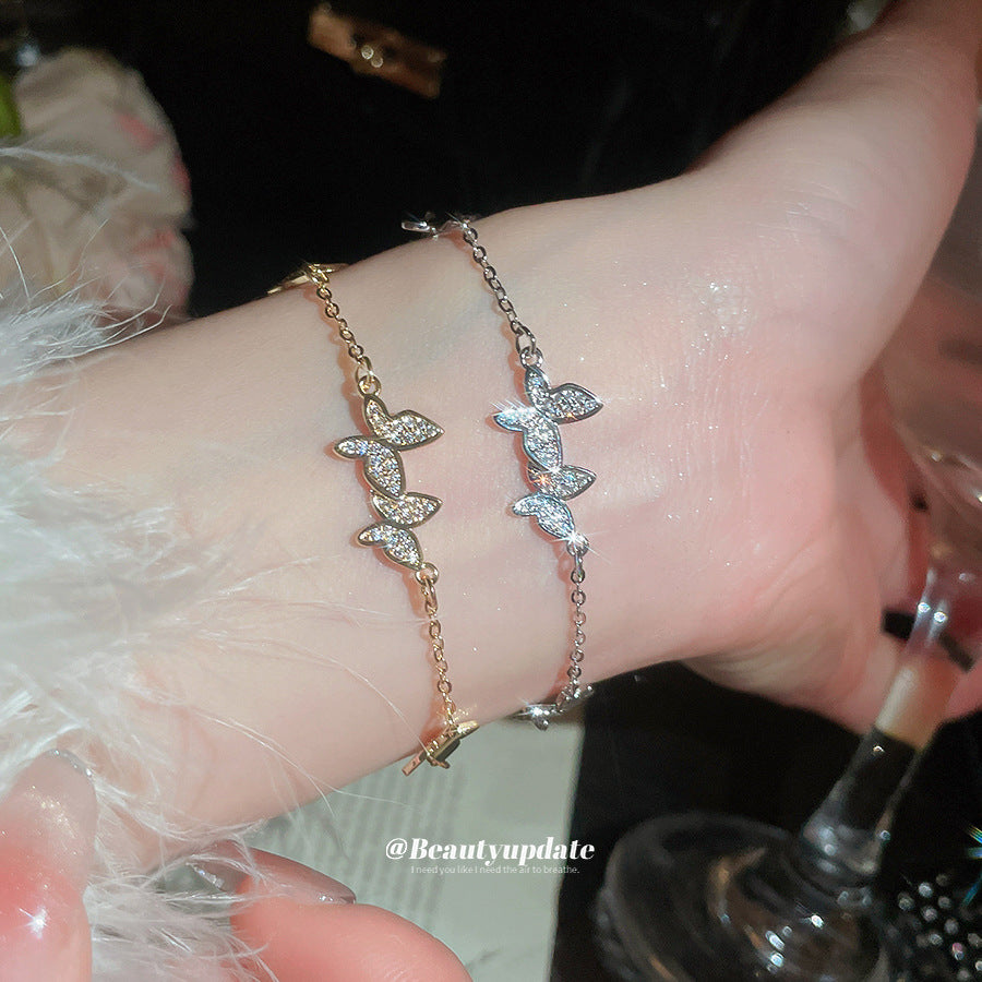 Elegante bracciale da mano a farfalla da donna, in rame con intarsio di zirconi cubici, bracciale stile lusso minimalista per l'uso quotidiano