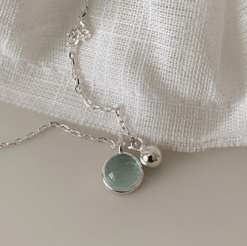 Collar con colgante redondo geométrico minimalista de plata de ley 925 con detalles de cristal