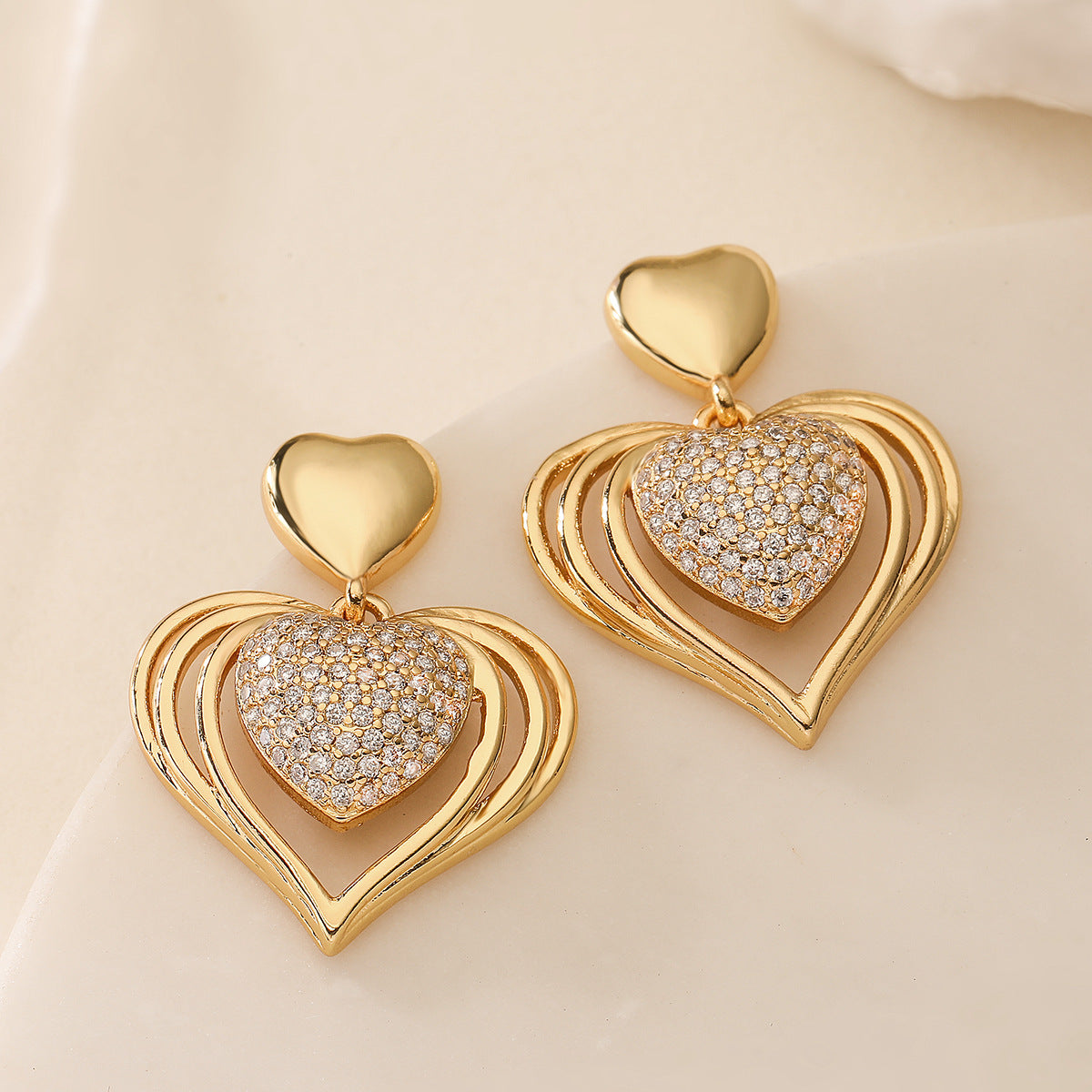 Orecchini Minimalisti Irregolari Geometrici in Rame con Placcatura in Oro Vero e Accenti a Cuore in Zirconia per Donna