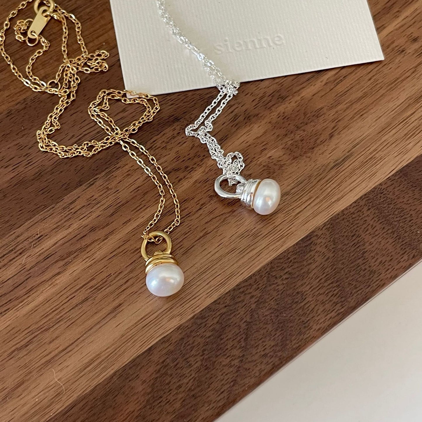 Collar Colgante Minimalista de Bombilla Redonda en Plata de Ley 925 con Acentos de Perlas en Cadena de Serpiente