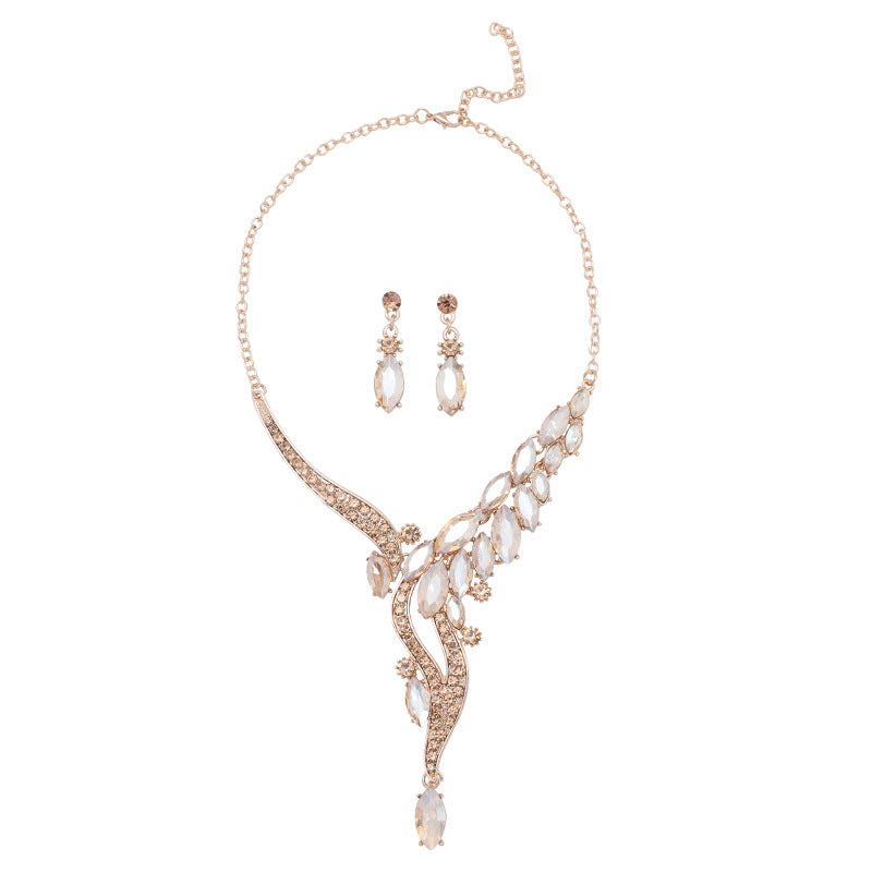 Vintage Leaf-Shaped Alloy Necklace Set with Rhinestone Accents and Gold Plated O-Chain for Women